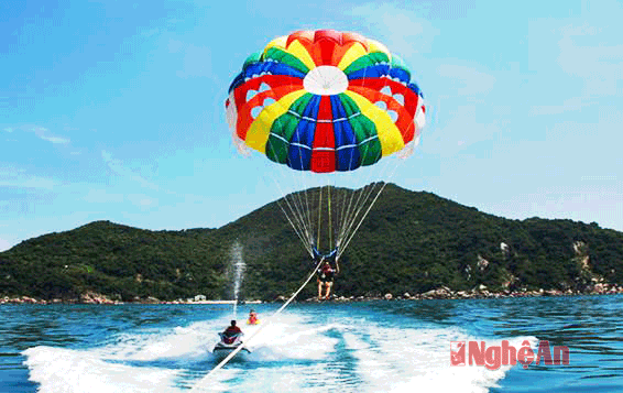 Trong chuyến du ngoàn Song Ngư Sơn, du khách có thể được chơi những trò chơi thú vị trên biển.