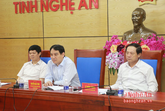 Các đồng chí Bí thư Tỉnh ủy và Phó Chủ tịch UBND tỉnh chủ trì đầu cầu Nghệ An