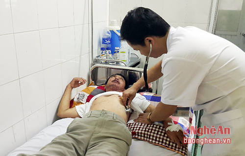 Bác sỹ Nguyễn Đức Thắng - Trưởng khoa Hồi sức cấp cứu, Bệnh viên đa khoa Thành phố Vinh khám cho bệnh nhân Trương Như La.