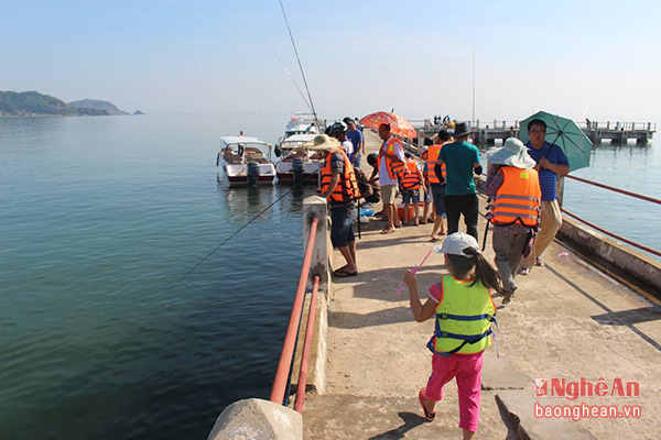 Mùa này, rất nhiều du khách trải nghiệm hoạt động câu cá trên cầu cảng đảo Lan Châu.