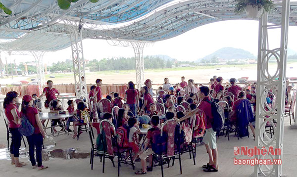 Nhiều nhóm khách du lịch tổ chức giao lưu tại đảo Lan Châu.