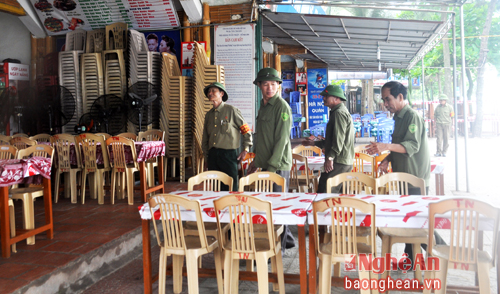 Đội an ninh trật tự phường Thu Thủy kiểm tra các nhà hàng kinh doanh dọc bãi biển.