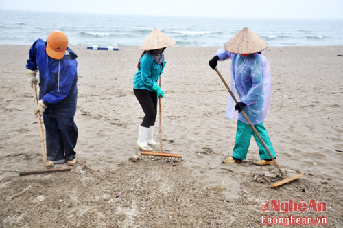 Công nhân Công ty CPMTĐT và DVDL Cửa Lò làm sạch bãi biển chuẩn bị cho mùa du lịch.