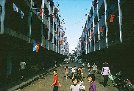 Một khu dân cư ở Sài Gòn treo cờ chào đón Quân Giải phóng. (Ảnh: Herve Gloaguen/Gamma-Rapho)