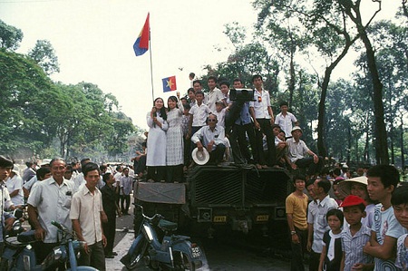 Người dân phấn khích xuống đường hòa vào cùng đoàn quân Giải phóng. (Ảnh: Jean-Claude Labbe/Gamma-Rapho)