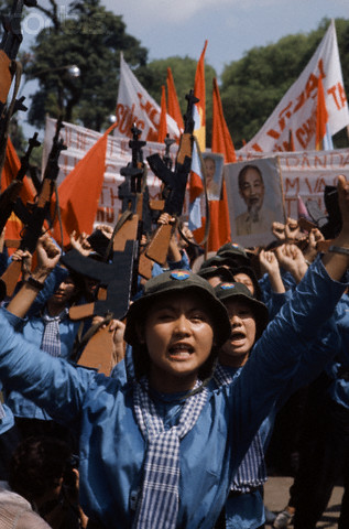 Niềm vui khôn tả của quân và dân Sài Gòn ngày giải phóng. Ảnh Jacques Pavlovsky/Sygma/CORBIS