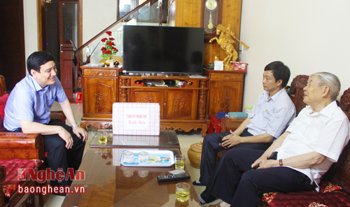 Đồng chí Nguyễn Đắc Vinh thăm hỏi ân cần Thiếu tướng Cao Xuân Khuông. 