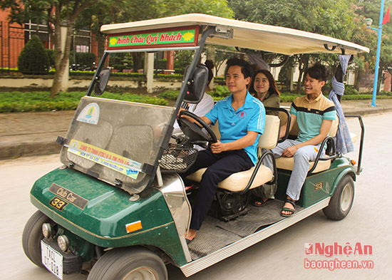 Trên con đường Bình Minh của thị xã biển xinh đẹp, các dịch vụ xe điện đắt khách