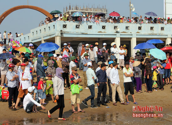 Đã có hàng vạn du khách theo dõi màn đua thuyền tại thị xã biển