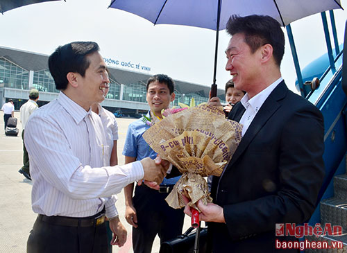 Đồng chí Lê Ngọc Hoa - Phó Chủ tịch UBND tỉnh đón ông Somyos Anantaprayoon cùng đoàn công tác công ty Hemaraj sang làm việc tại Nghệ An.