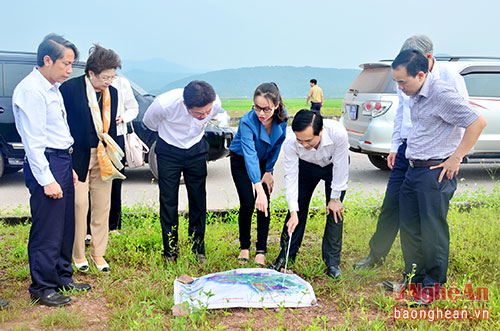 Đồng chí Lê Ngọc Hoa - Phó Chủ tịch UBND tỉnh giới thiệu về quy hoạch KCN Thọ Lộc.