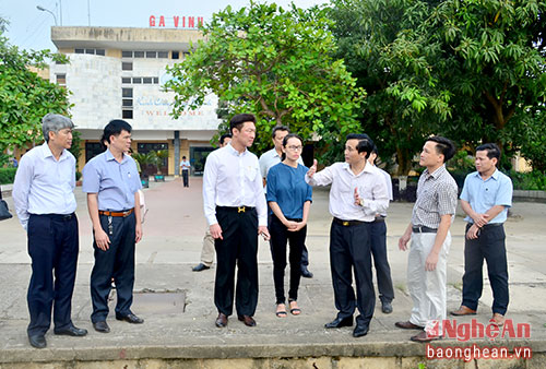 Đồng chí Lê Ngọc Hoa - Phó Chủ tịch UBND tỉnh giới thiệu về ga Vinh cho đoàn công tác công ty Hemaraj.