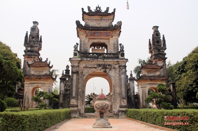 Các cây lồ ô cổ thụ càng tăng Cùng với ngôi đền Nguyễn Xí với lịch sử gần 550, 