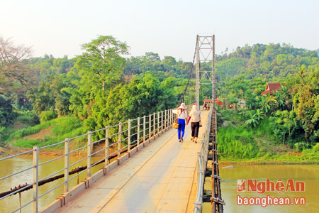Cầu treo vào bản Khe Rạn (xã Bồng Khê) - bản du lịch cộng đồng.