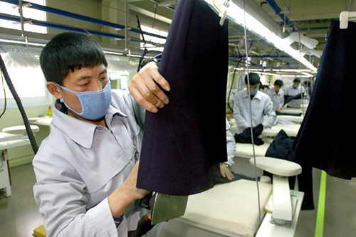 [Caption]le photo shows North Korean workers ironing material at a South Korean-run plant in the inter-Korean industrial park in Kaesong