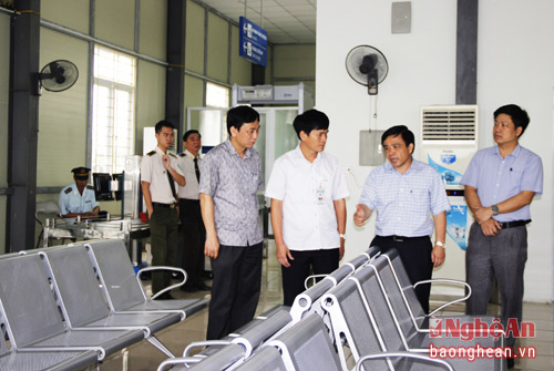 Phó Chủ tịch UBND tỉnh chỉ đạo lãnh đạo Cảng hàng không Vinh có cách bố trí lại ghế ngồi trong phòng chờ bay khoa học hơn, đem lại sự thuận tiện cao nhất cho hành khách.