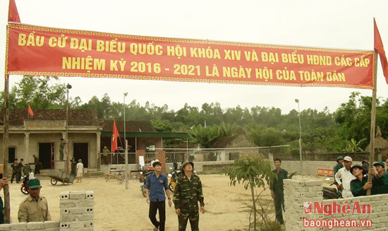  Treo băng rôn chuẩn bị cho ngày bầu cử ở Nghi Lộc.
