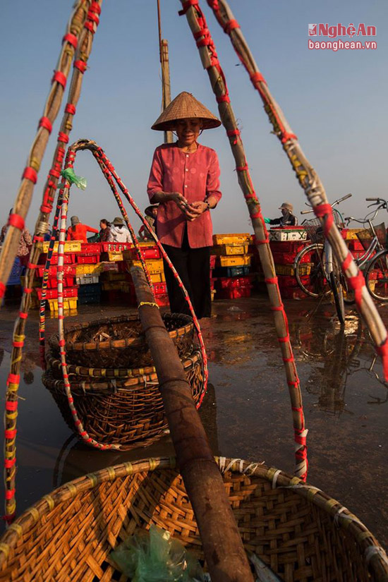 Sau mỗi mẻ lưới là tất bật gánh gồng của các bà các chị mang cá ra chợ sớm