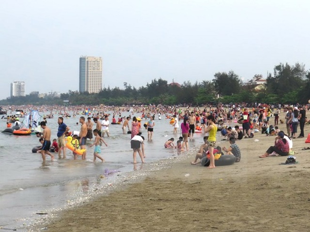 Nhiều du khách đã yên tâm đến các bãi biển du lịch Cửa Lò, Cửa Hội tắm biển, ăn hải sản.