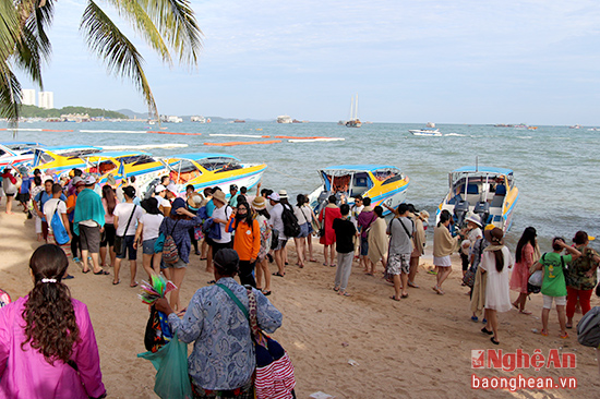 Từ sáng sớm đã có rất nhiều du khách tập trung tại bãi biển để lên những chiếc ca nô ra với các đảo