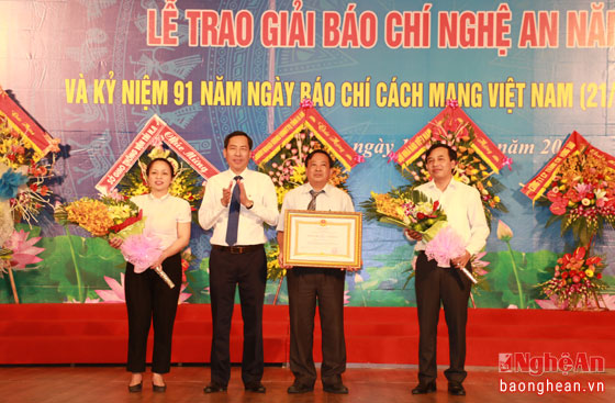 Nhà báo Thuận Hữu trao Huân chương Lao động hạng 3 cho Hội nhà báo Nghệ An