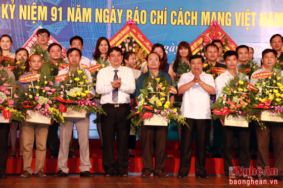 Tặng hoa chúc mừng Ngày Báo chí Việt Nam cho các cơ quan báo chí