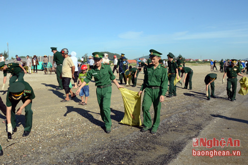 Bộ đội Biên phòng tỉnh cùng người dân thị xã Cửa Lò tham gia làm sạch biển.