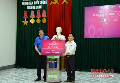 Lãnh đạo Tỉnh đoàn Nghệ An, Ban tổ chức cuộc thi trao quà cho Trung tâm Điều dưỡng Thương binh Nghệ An.