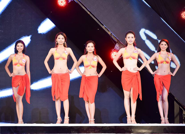 Đào Thị Hà (ngoài cùng bên trái) cùng các thí sinh vòng chung khảo Hoa hậu Việt Nam 2016 khu vực phía Bắc trong phần trình diễn 