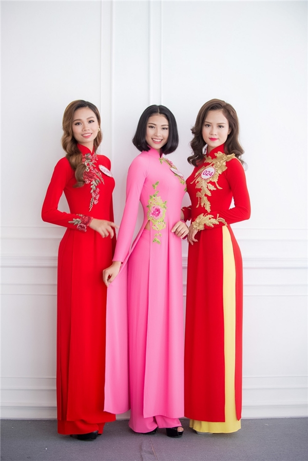 Hà (áo hồng) là thí sinh duy nhất của Nghệ An lọt vào vòng chung kết cuộc thi Hoa hậu Việt Nam 2016. Trước đó, cô từng đăng quang ngôi vị cao nhất cuộc thi 