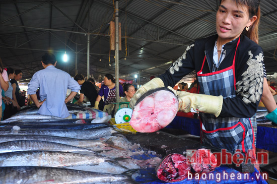 Chị Nguyễn Thị Anh (ảnh) một người bán cá thu ở chợ cá Nghi Thuỷ cho biết, giá cá thu đen khoảng 180.000 đồng, cá thu trắng 200.000 đồng/kg. Cá thu được tàu đánh bắt trong vòng 2 -3 ngày nên vẫn giữ nguyên vị tươi, ngọt.