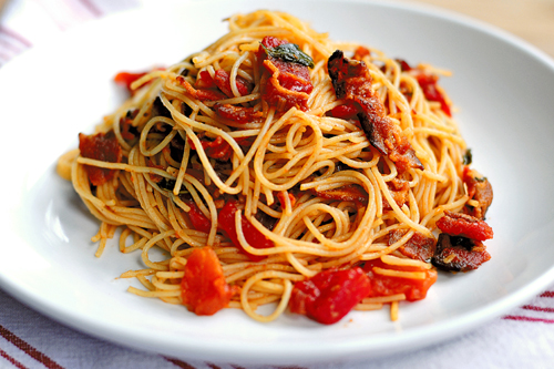 Món ăn này được dùng với nước sốt nhẹ, rau quả và là món ăn truyền thống xuất hiện nhiều trên bàn ăn của các gia đình và nhà hàng nhỏ khắp nước Italy. Capellini có hình dáng giống sợi mì Spaghetti nhưng có màu vàng sáng hơn. Ảnh:Tastykitchen.