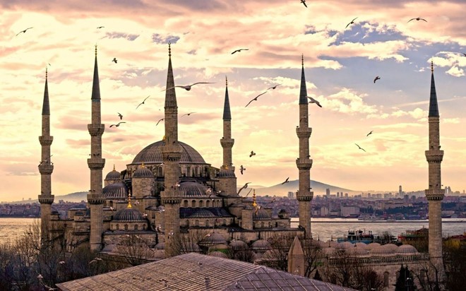 Nhà thờ Blue, Thổ Nhĩ Kỳ: Nhà thờ Hồi giáo Sultan Ahmed (thường gọi là nhà thờ Blue) chinh phục du khách với những mái vòm lộng lẫy, đá ốp tuyệt đẹp. Đây là điểm tham quan không thể bỏ qua khi tới Istanbul. Ảnh: Fnmtourism. 