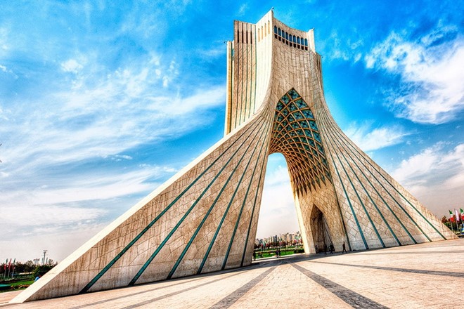 Tháp Azadi, Iran: Đây là một biểu tượng của Tehran - thủ đô Iran, với kiến trúc trang nhã, tinh tế. Bên trong tháp có một bảo tàng cho du khách tham quan. Ảnh: Orujtravel.