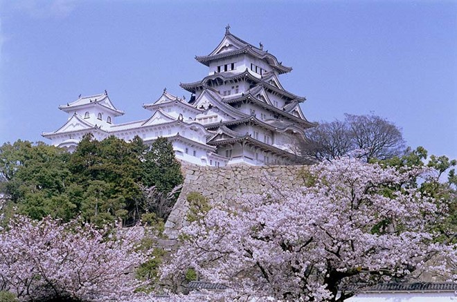 Lâu đài Himeji, Nhật Bản: Nằm trên một ngọn đồi ở vùng Hyogo, lâu đài này được gọi là “Lâu đài diệc bạch” do thiết kế theo hình chim diệc bay và sơn trắng nổi bật. Ảnh:Arounddeglobe. 