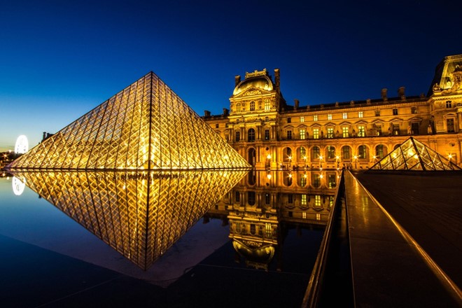 Bảo tàng Louvre, Pháp: Bảo tàng lớn nhất thế giới này là nơi trưng bày một số tác phẩm nghệ thuật nổi tiếng trong lịch sử. Tuy nhiên, bản thân tòa nhà và kim tự tháp kính ngoài trời cũng là một kỳ quan kiến trúc được du khách yêu thích. Ảnh: Traveldigg. 