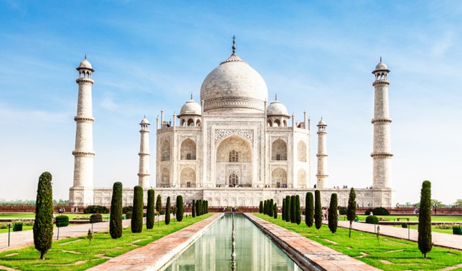 Lăng Taj Mahal, Ấn Độ: Lăng mộ tượng trưng cho tình yêu vĩnh cửu này là một trong những ví dụ điển hình của kiến trúc Ấn Độ. Nơi đây thu hút hàng triệu lượt khách mỗi năm tới chiêm ngưỡng vẻ đẹp của tòa lâu đài ốp đá trắng với các chi tiết điêu khắc tinh xảo, trang nhã. Ảnh: Makemytrip. 