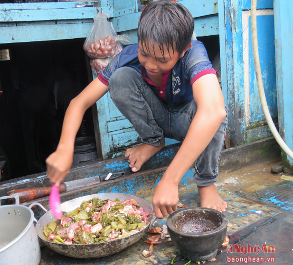 Cậu bé tên Hùng và một người bạn cùng lứa tuổi đảm nhận công việc nấu ăn trên tàu cá Quảng Ngãi mang số hiệu QNG 97579 TS. Tuổi còn nhỏ nhưng Hùng có tác phong của một “đầu bếp” chuyên nghiệp. 