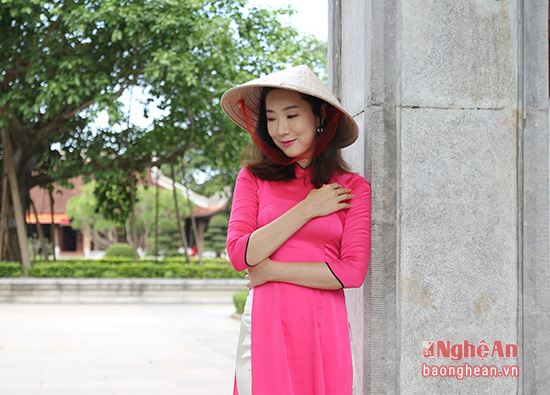 Với diễn viên Jang Min Young, đây là lần thứ 2 cô đến Việt Nam nhưng lại là lần đầu tiên được đến thăm quê Bác và được mặc tà áo dài