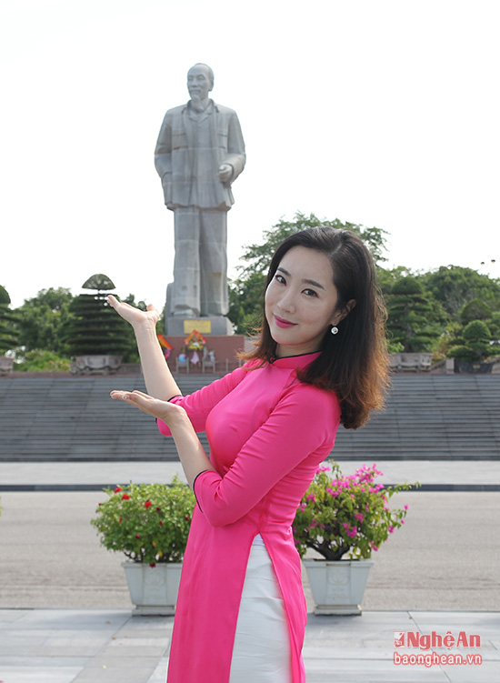Diễn viên Jang Min Young đang thực hiện một cảnh quay trước Quảng trường Hồ Chí Minh để giới thiệu xứ Nghệ cho khán giả Hàn Quốc.