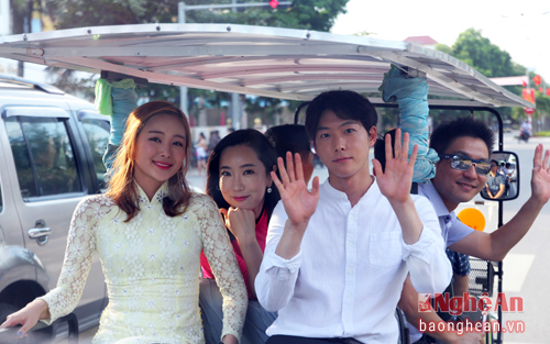 Các diễn viên Hàn hào hứng khi lần đầu tiên được trải nghiệm cảm giác ngắm cảnh phố biển Cửa Lò trên xe điện.
