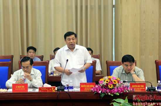 Chủ tịch UBND tỉnh Nghệ An báo cáo tình hình kinh tế - xã hội 9 tháng đầu năm.