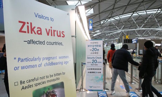 Một bảng cảnh báo về virus Zika tại sân bay quốc tế Incheon, Hàn Quốc.