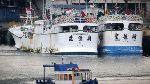 [Caption]sai, whose home port is in southern Taiwan, are docked at the Jurong Fishery Port in Singapore Thursday, March 24, 2016. Taiwan has demanded an explanation from Indonesia after the two Taiwanese fishing boats were allegedly fired on by an Indon