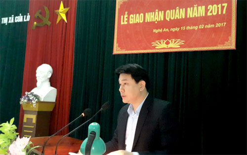 Đ.c Võ Văn Hùng phát biểu giao nhiệm vụ cho các tân binh và đơn vị nhận quân