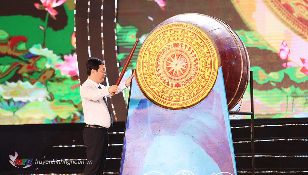 Đồng chí Nguyễn Đức Trung – Phó Bí thư Tỉnh ủy, Chủ tịch UBND tỉnh đánh trống khai hội Lễ hội du lịch Cửa Lò năm 2022.