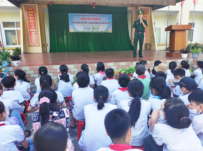 1100 học sinh trường Tiểu học Nghi Tân được truyền thông về phòng chống tai nạn đuối nước