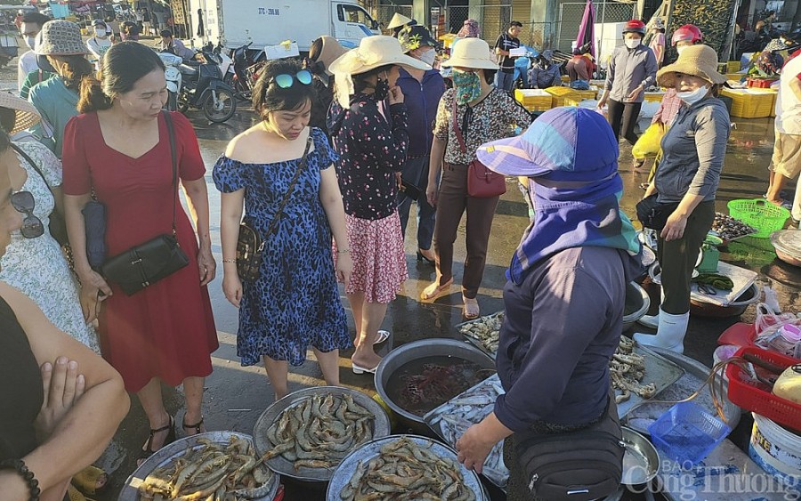 Chợ cá Nghi Thủy là điểm đến của nhiều du khách. Họ mua hải sản tươi sống về làm quà, do đó, dịch vụ đóng gói hải sản hút chân không khá hút khách.