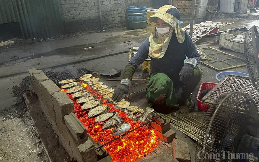 Từ 6h sáng các bếp nướng bắt đầu đỏ lửa. Những phụ nữ làng biển lại tất bật với công việc nướng cá. Trung bình, mỗi ngày, 1 lò nướng hoạt động hết công suất với hàng tạ cá tươi, từ cá nục, cá trích đến cá thu.