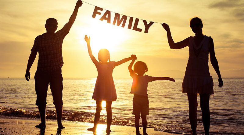 Gia đình hạnh phúc - Hạnh phúc là khi chúng ta có gia đình, có người thương yêu bên cạnh. Hãy xem hình ảnh về những gia đình hạnh phúc, cảm nhận tình yêu thương và sự ấm áp đầy tràn từ những khoảnh khắc đáng trân quý này.